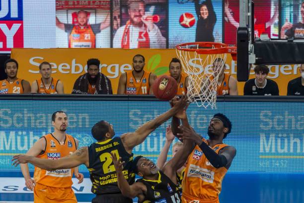 她在风波中 她在风波中