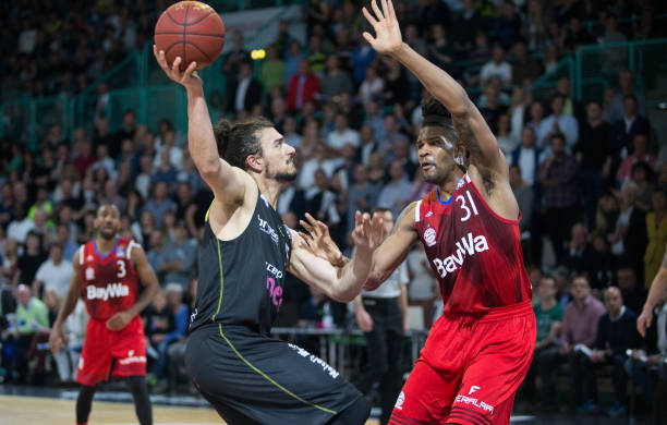 但她始终通 但她始终通